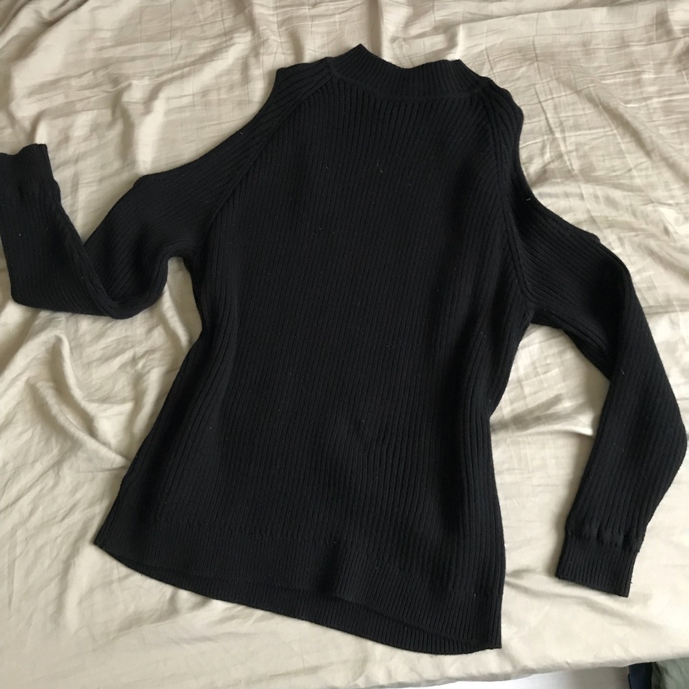 H&M Cold-shoulder sweater